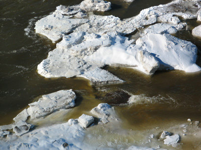 le cheminement parmi les glaces