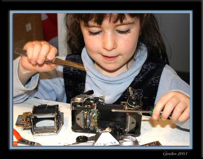 La future technicienne d'appareil photo / Camera technician in the making