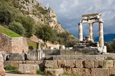 Precarious Delphi
