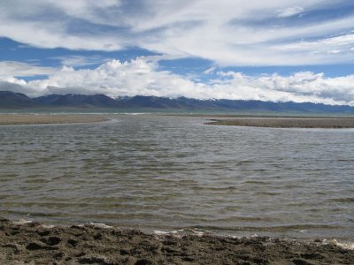 Nyainqintanglha Mountains can be seen