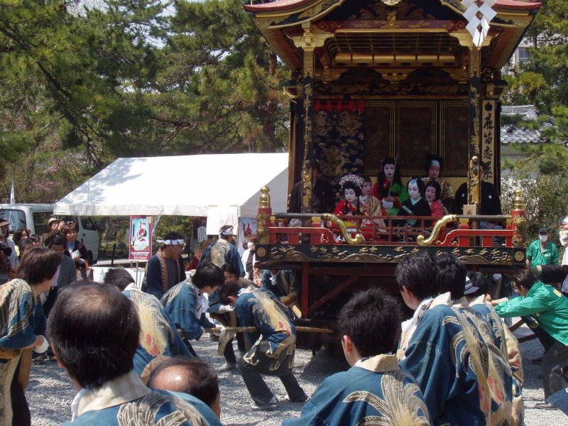After each play, the yamaboko were pulled by volunteers to a new location in the city.