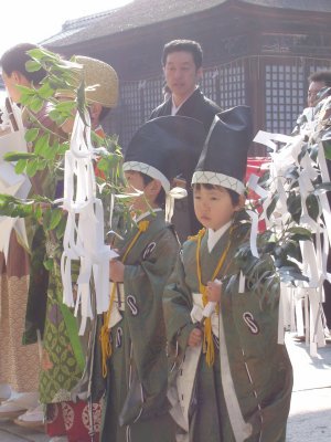 Adorable little Shinto mini-priests.