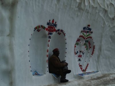 Nearing Rohtang-la, messages for newlyweds who had never seen snow before