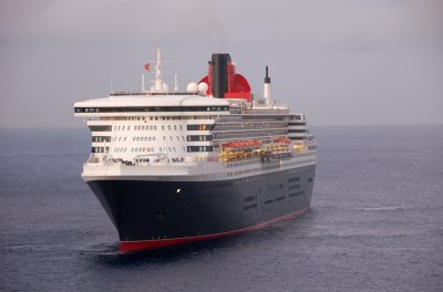 The Queen Mary 2 (Cunard) before sunrise