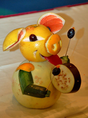 Fruit carving - piglet
