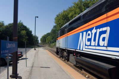Metra train leaving Libertyville station