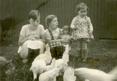 Ursel, Ute with her famous doll and Heike and some german chicken