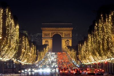 Arc de Triomphe vu des champs Elysées à Paris