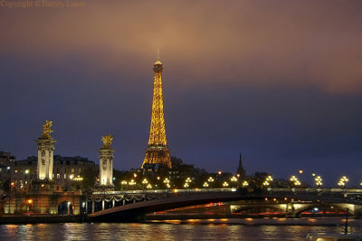 Tour Eiffel  -  Touching the clouds