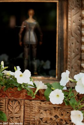 Santo and flowers