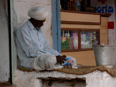 Man in white (rest)