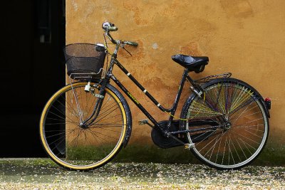 lone bike in Lucca