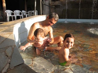 Papai , Thiaguinho e Fellipinho na piscina