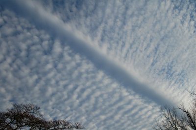 Strange Clouds - Not a jet contrail