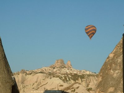 Balloon and the town of Uchisar in the distance