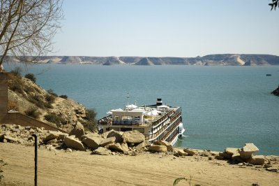 Lake Nasser and one of the jetties. ǷO]ȴQءBWӦC