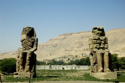 門農石像,原本是 Amenhotep III 殉葬用的神廟,後來神廟倒塌了,只剩下今天的兩座巨像。