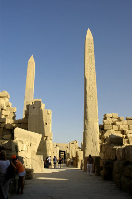 再往內走,先後可見兩支方尖碑 (obelisk),其中較高一支為女王 Hatshepsut 為阿蒙神而建,高達 29.2 米,是埃及最高的一支。