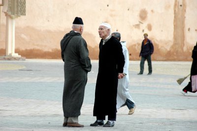 serious conversation @ Place el-Hedim, Meknes