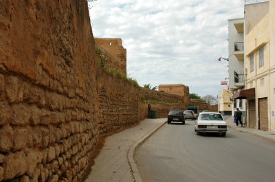 walking along the city walls to Grande Mosquee