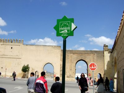 road signs for the green route; follow the white triange to get to the sight