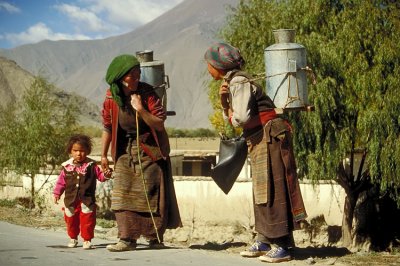 Milk girls (Tibet)