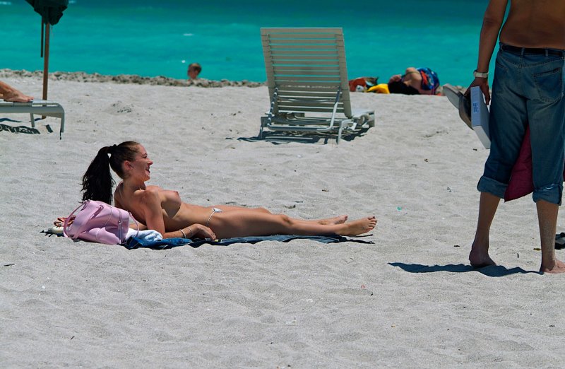 21st Street beach sunbathers 03