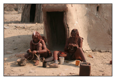 Himba vrouwen maken sieraden.