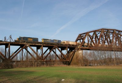 NB grain train pulls across the Ohio River, passing from Kentucky to Indiana