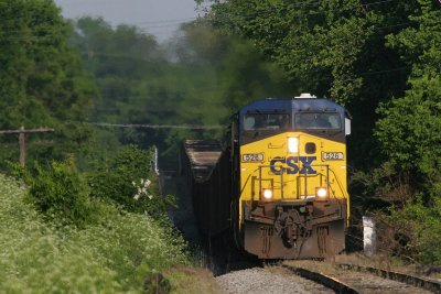 After sitting on the east side of Mt. V for awhile, the train finally came through town and continued west. My thought was to chase it west until I ran out of road at the Wabash.
Here the train is pulling a double humper leaving Mt. Vernon.