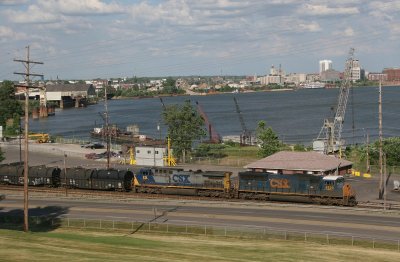 Last shot of the day catches Q595 passing by the Evansville river front prior to entering Howell Yard.