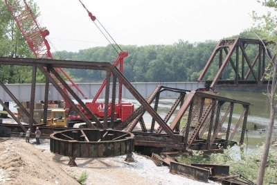Replacing the swing span on the old B&O bridge at Vincennes