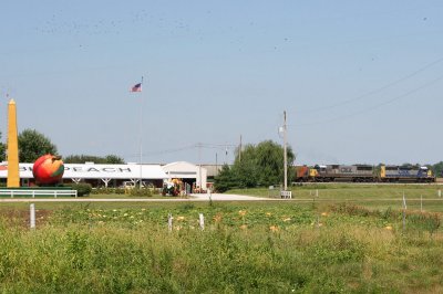 This train had the most cars of any I have ever heard on the CE&D sub, 152. It came through the detector (I heard 3 different ones) with 620 axles.
Here it passes The Big Peach along US Hwy 41 near Emison