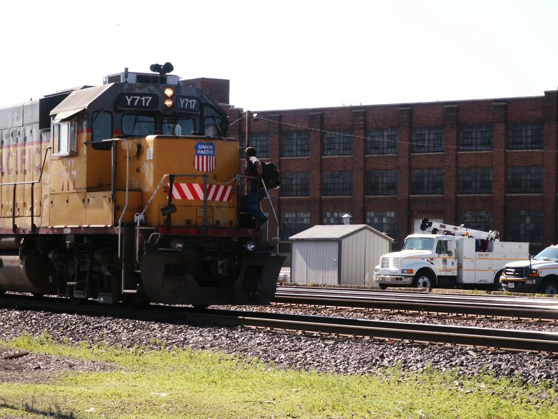 Conductor for UP Engine 717 starts his evening.JPG