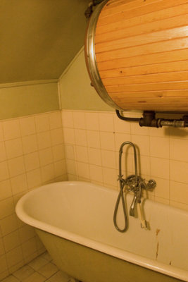 Uppegrde 21.08.2005 -  Bathtub and Water Heater