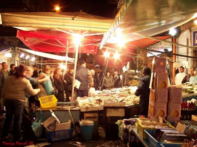 Porta Nolana night fish market