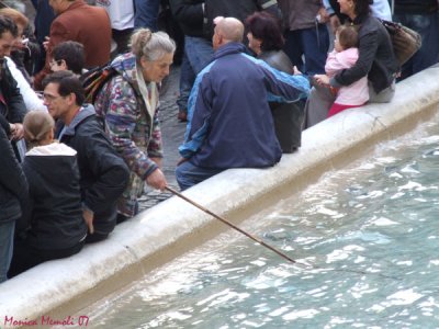 Roma - Money fishing in Trevi fountain