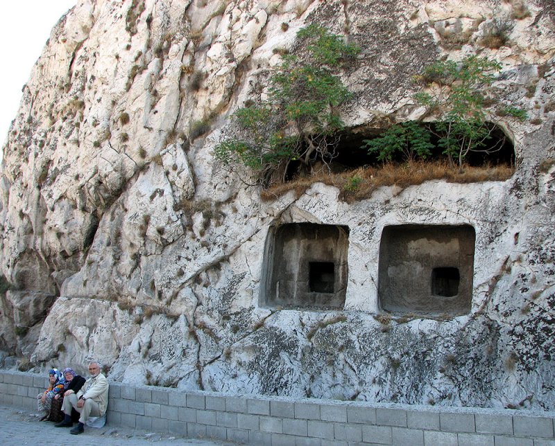 Defunct Pontic Tombs