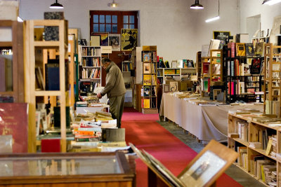 Hans browsing in the Bookstore of the Manufacture