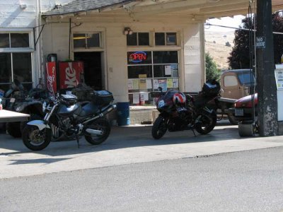 bikes-maupin-gas-station.jpg