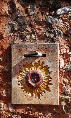 Sunny Mailbox, Roussillon