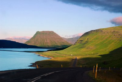 Approaching Kirkjufell (463m) across Lárvaðall, north shore, Snæfellsnes Peninsula