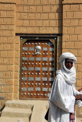 Tuareg with the door to Heinrich Barths house, Timbuktu