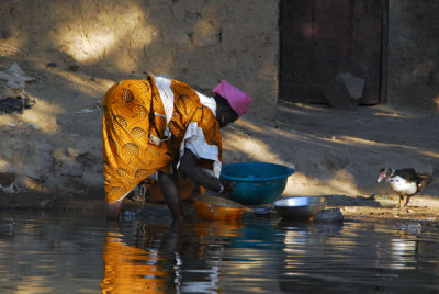 Women washing dishes along the Niger, Ayorou