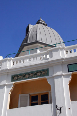 Dome of an ornate building behind Kermel Market
