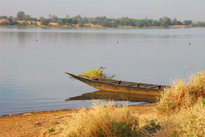 The larger settlement of Bafoulab is on the opposite side of the Senegal River