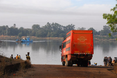 Finally, after an hour wait, the small ferry appears to take us across the Bakoy River to Babaroto