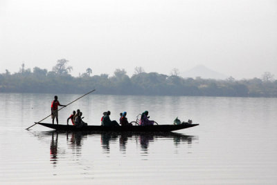 Pirogue shuttling passengers between Babaroto and Bafoulab, Mali