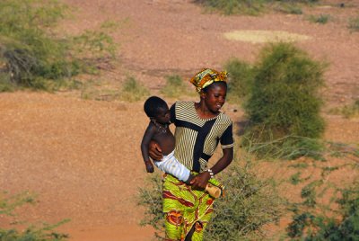 Woman carrying a baby, Labbzanga, Niger