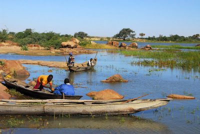 Boarding the pirogues again for the crossing back to Ayorou, Niger